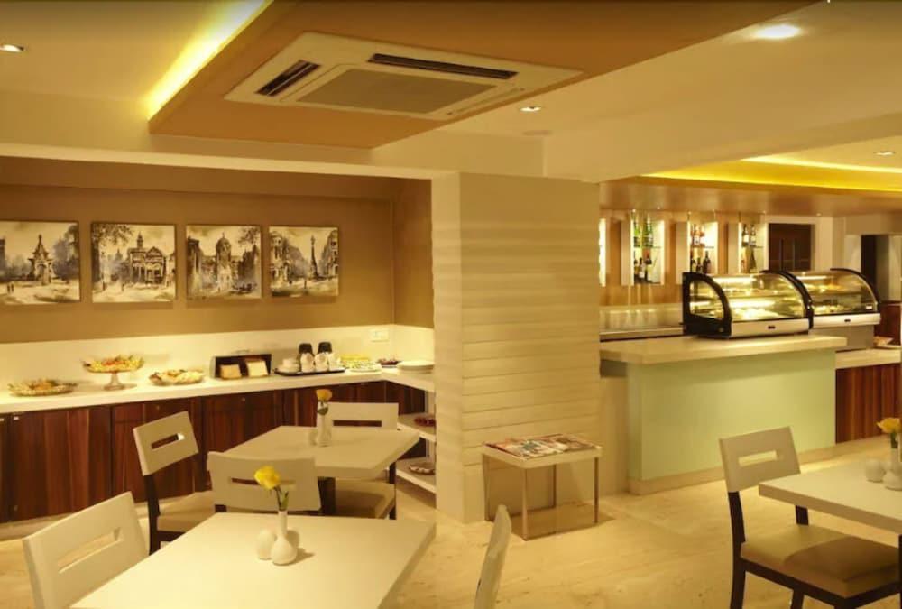 Hotel Bawa Continental Mumbai Bagian luar foto