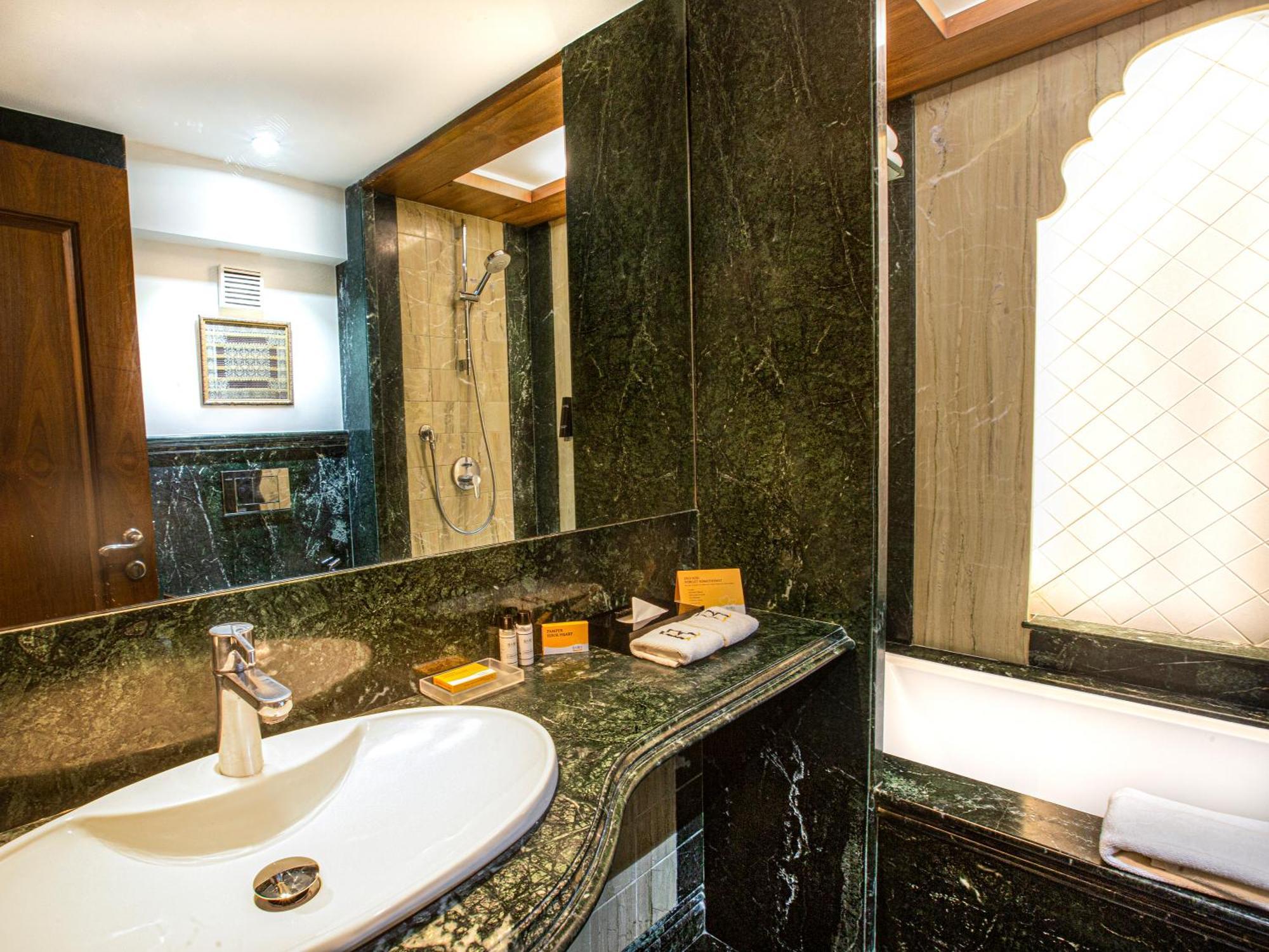 Hotel Bawa Continental Mumbai Bagian luar foto