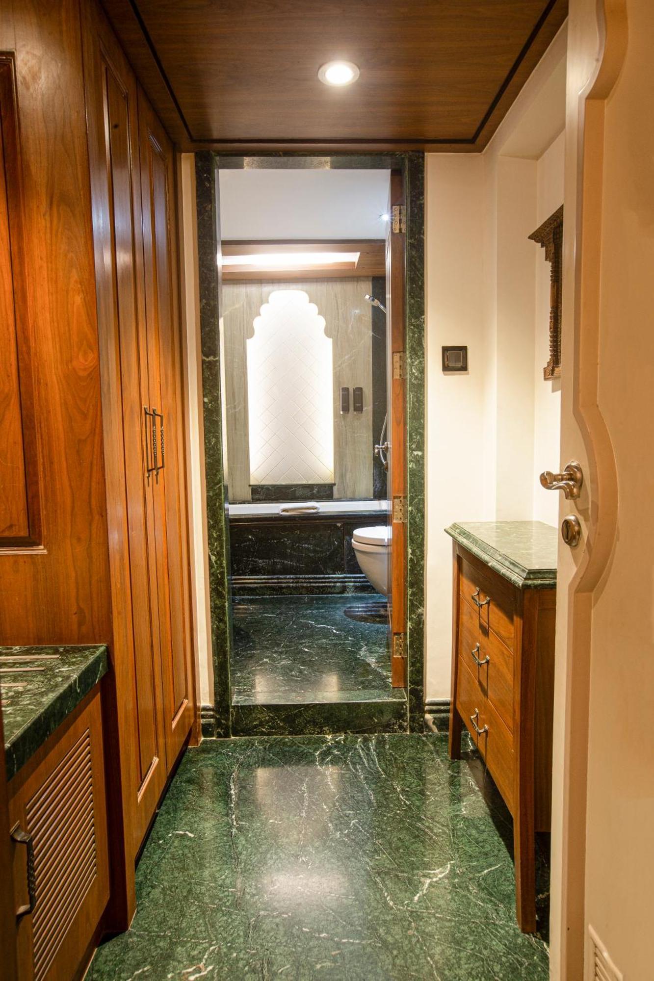 Hotel Bawa Continental Mumbai Bagian luar foto