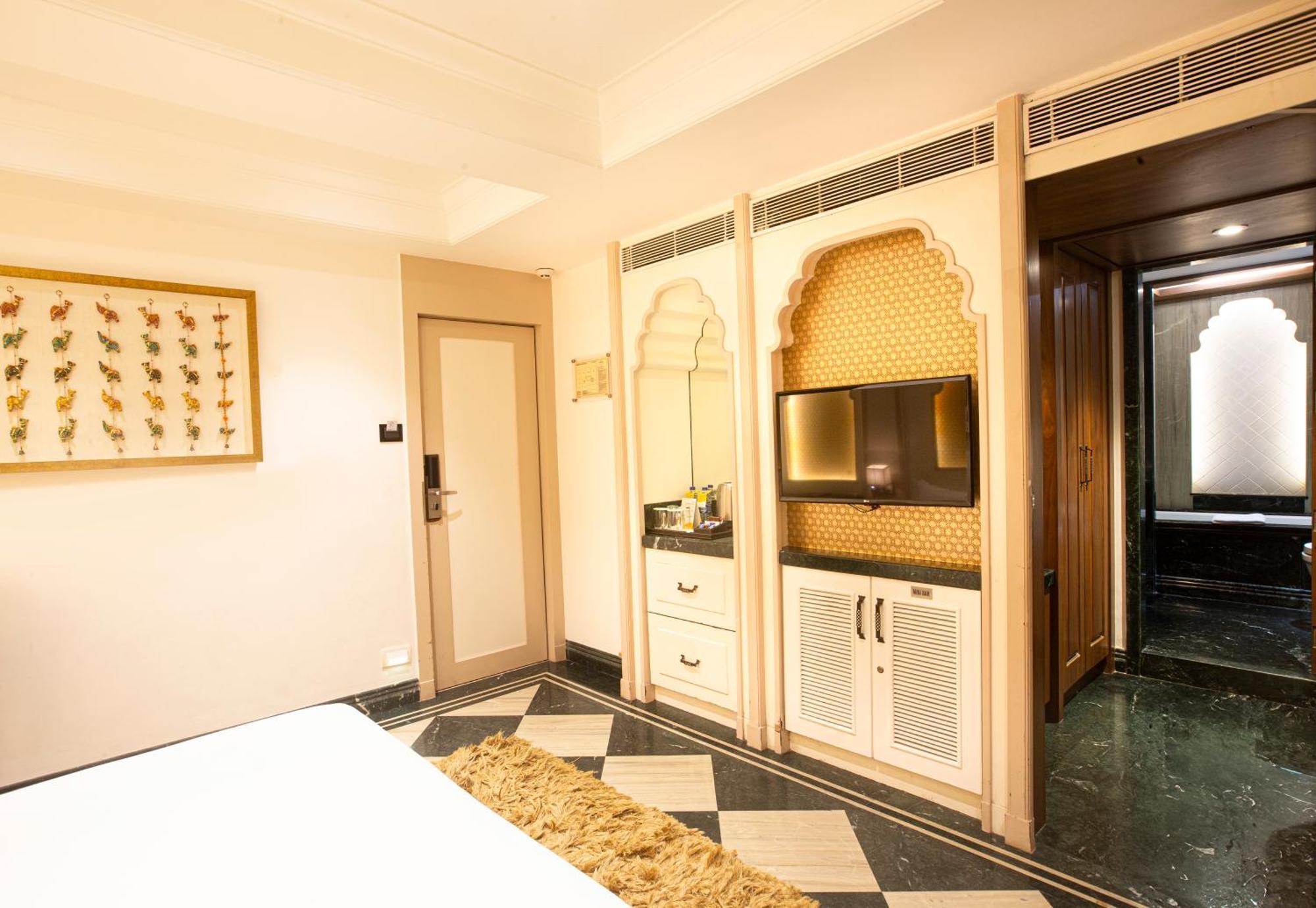 Hotel Bawa Continental Mumbai Bagian luar foto
