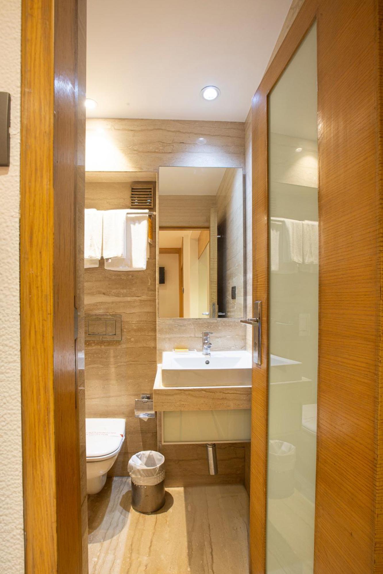 Hotel Bawa Continental Mumbai Bagian luar foto