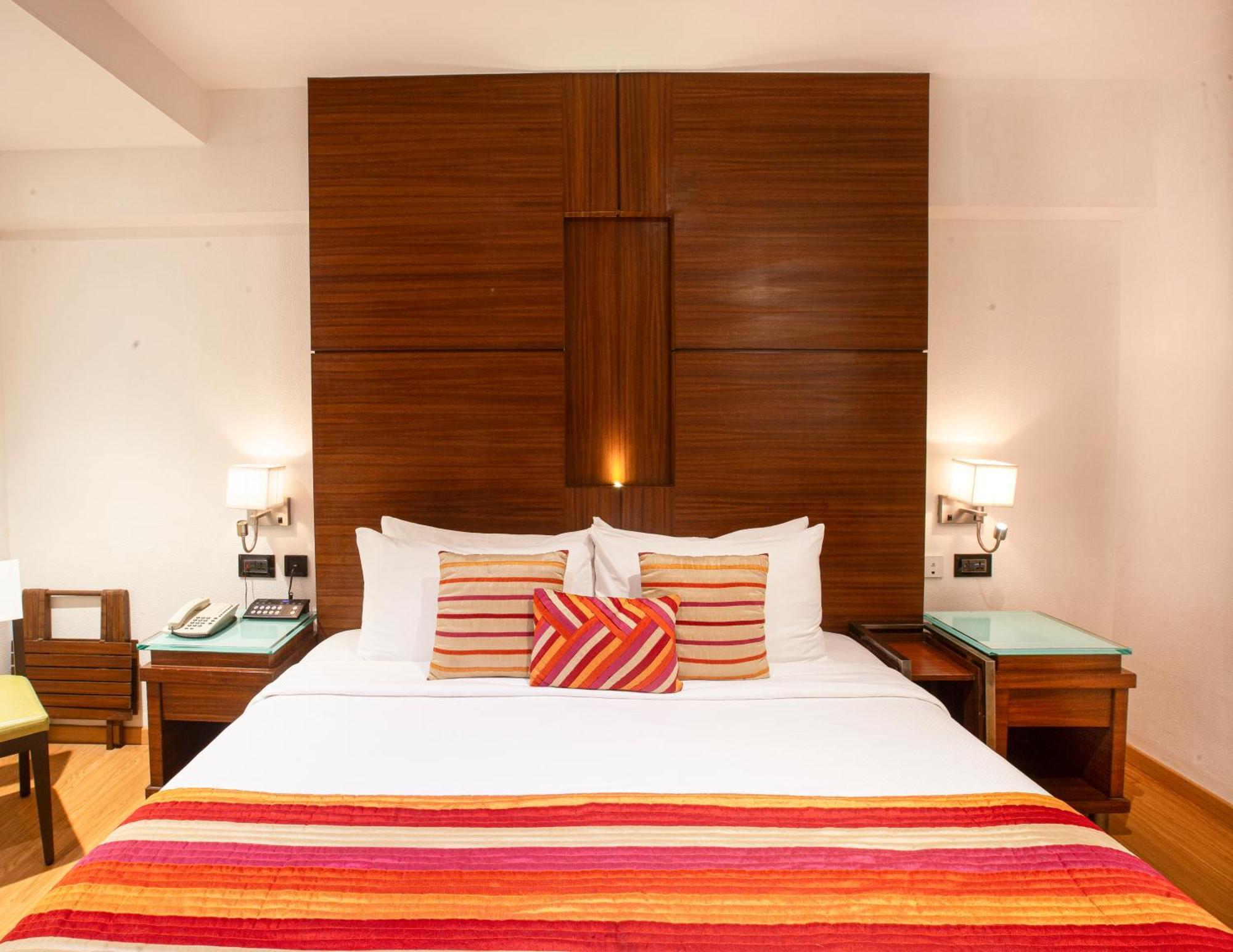 Hotel Bawa Continental Mumbai Bagian luar foto