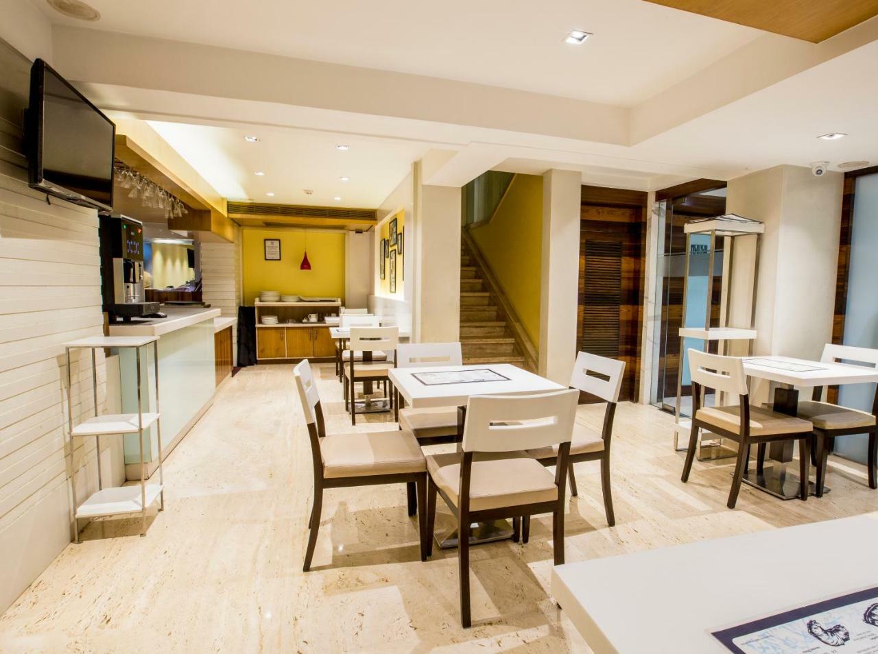 Hotel Bawa Continental Mumbai Bagian luar foto